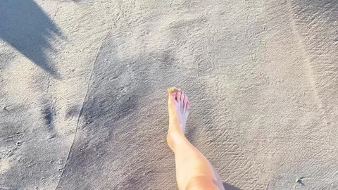 Marcher sur plage Video stock 326300504