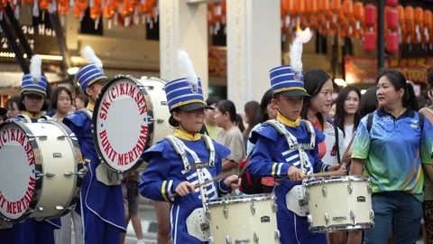 Marching Band Drummers Procession Through Crowded City Street Видео 345929457