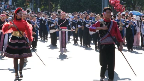 Marching band with flags and rifles at parade Vídeo Stock 343347451