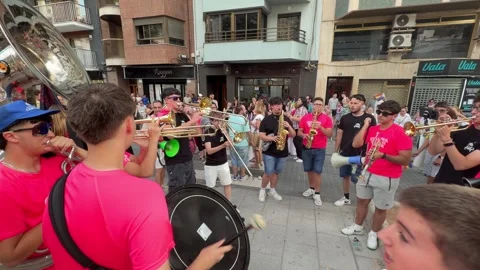Marching band playing music during the Cullera Gay Pride parade Vidéo 337784073