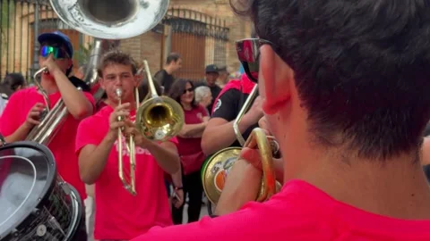 Marching band playing music during the Cullera Gay Pride parade Vidéo 337784130