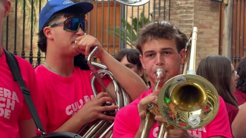 Marching band playing music during the Cullera Gay Pride parade Vidéo 337784135