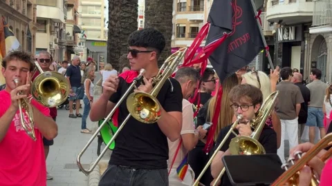 Marching band playing music during the Cullera Gay Pride parade Vidéo 337784141