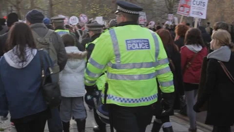 Marching through Horseguards Parade Видео 3933998