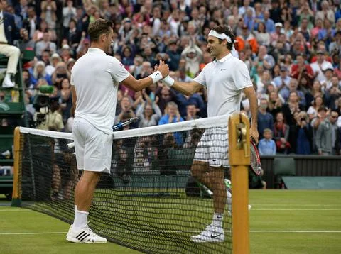Marcus Willis And Roger Federer Shake Hands At The Match End Wimbledon 2016 Tenn Foto stock