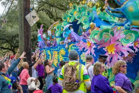 Mardi Gras Float and Crowd on Fat Tuesday 스톡 사진