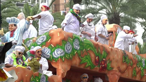 Mardi Gras parade float throwing beads slow motion 库存影片 36513214