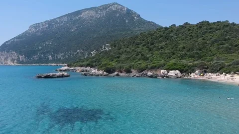 Mare e montagna a Cala Cartoe in Sardegna Stock Footage 127776833