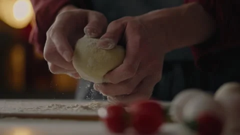 Margherita, Chef in action preparing pizza working with dough adding flour i Video stock 242530919