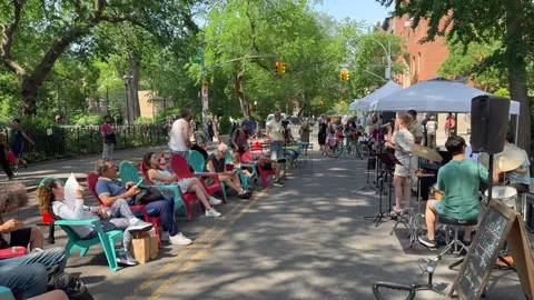 Mari Bell performs live on stage during a street fair at Tompkins Square Park Vidéo 343994639