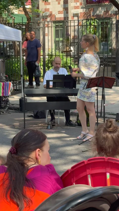 Mari Bell performs live on stage during a street fair at Tompkins Square Park Vidéo 344007539