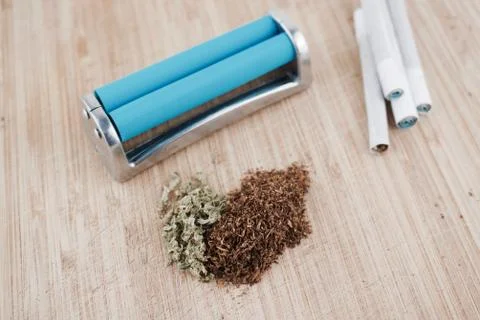 Marijuana and rolling machine. Foto stock