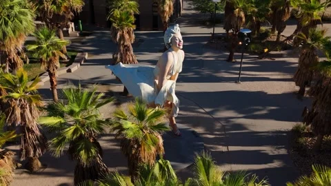 Marilyn Monroe Forever Marilyn statue surrounded by palm trees Vídeos de archivo 314495467