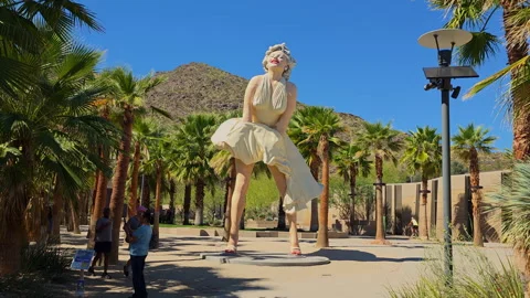 Marilyn Monroe Giant Statue Clear Blue Sky Palm Springs California USA 스톡 동영상 330272896