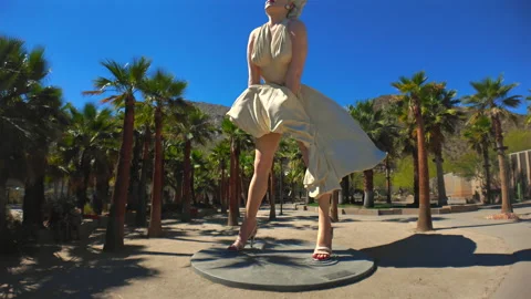 Marilyn Monroe Giant Statue Clear Blue Sky Palm Springs California USA Vídeos de archivo 330272952