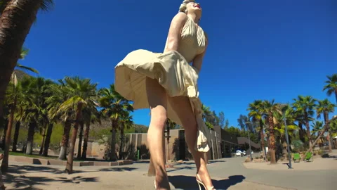 Marilyn Monroe Giant Statue Clear Blue Sky Palm Springs California USA Vídeo Stock 330272956
