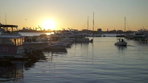 Marina Boat Docking at Sunset Vidéo 152536364