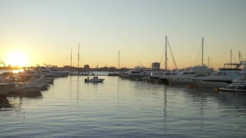 Marina Boat Docking at sunset pan Vidéo 152536268
