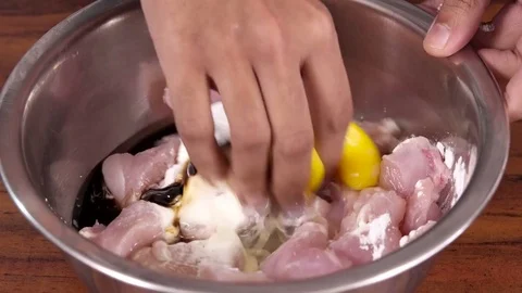 Marinate chicken for frying 動画素材 83070081