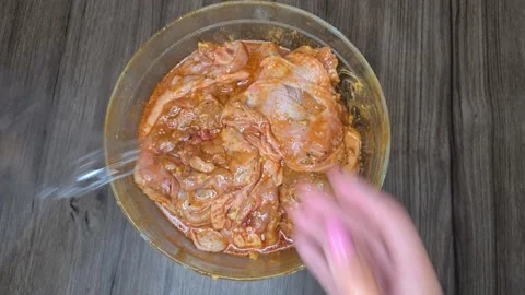  Marinate Chicken For Frying  Vidéo 166638024