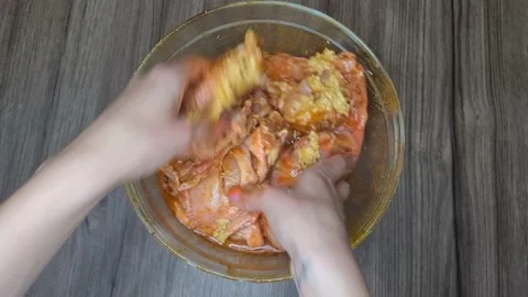  Marinate Chicken For Frying  Vidéo 166638025