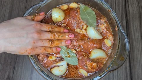 Marinate Pork With Spices Vidéo 166703341