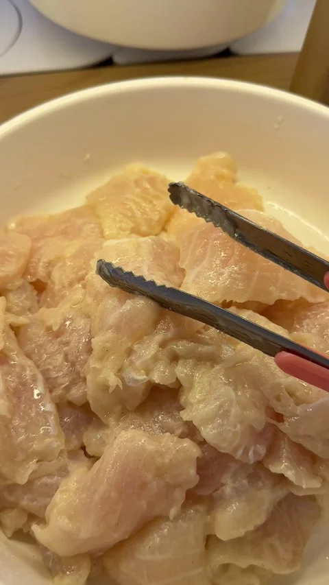 Marinated Chicken at an Asian Buffet 库存影片 345398581