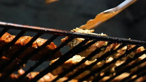 Marinated Chicken Breasts on the Grill Grates 库存影片 335478081