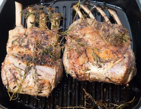 Marinated rack of lamb on grill Foto stock
