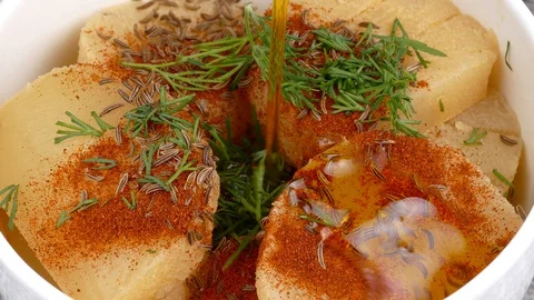 Marinating spiced harzer cheese in linseed oil 4k Stockbeeldmateriaal 129100008