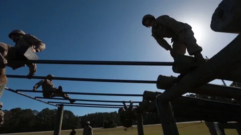 Marine Corps drill instructors shape the recruits into US Marines - 2018 Vídeos de archivo 92917333