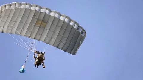 Marine parachuting Stockbeeldmateriaal 87683971