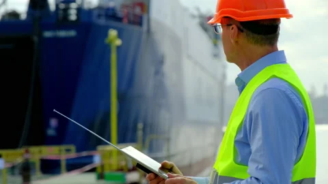 Marine port ship loading customs officer writes report Vidéo 166278085
