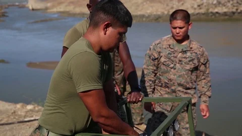Marine using water purification system during crisis response exercise Vidéo 94566299