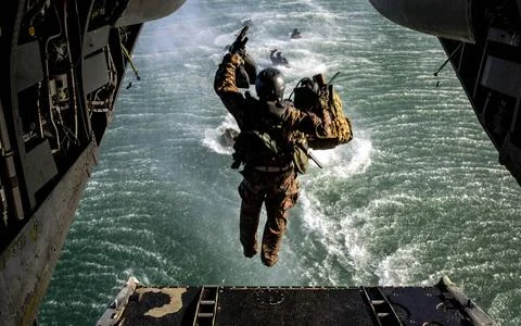 Marines and sailors in the Basic Reconnaissance Course practice their helo... Stock Photos