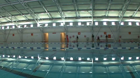 Marines in basic training learn swimming and aquatic rescue skills. Video stock 123371793