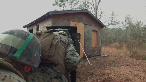 Marines blast door of building using explosives Vídeos de archivo 84970645