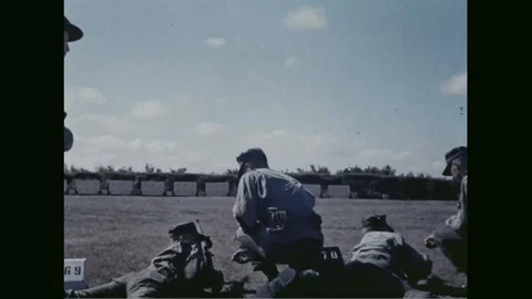 Marines trained how to fire from the weapon - 1960 Vídeos de archivo 102851428