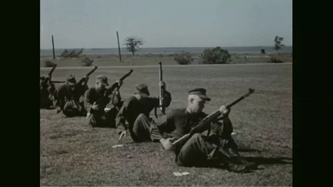 Marines trained how to fire from the weapon - 1960 Vídeos de archivo 102851480
