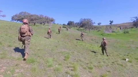 Marines walk across an open field during final army infantry exercises, basic Stockbeeldmateriaal 100119088