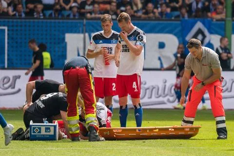 Mario Vuskovic (Hamburger SV 44) soll vom Platz getragen werden, er verlae... Stock Photos