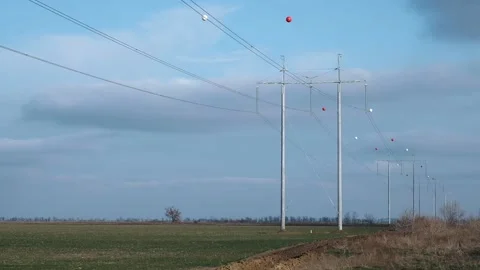 Marker balls mounted on high voltage power lines. 스톡 동영상 149972608