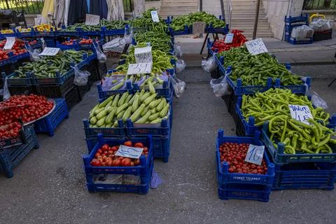 A market with many different types of vegetables and fruits 스톡 사진