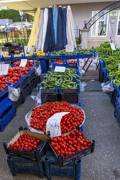 A market with many different types of vegetables, including tomatoes Stock-Fotos