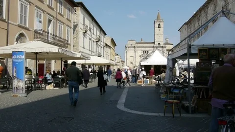 Market in Piazza Arringo Stockbeeldmateriaal 74999315