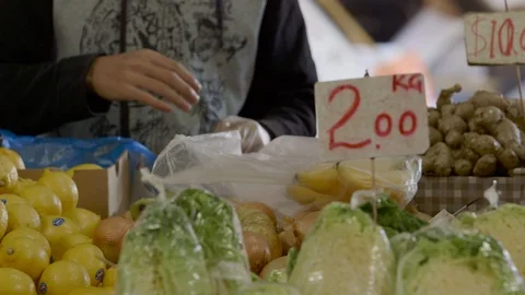 Market stall transaction Stock Footage 90407787