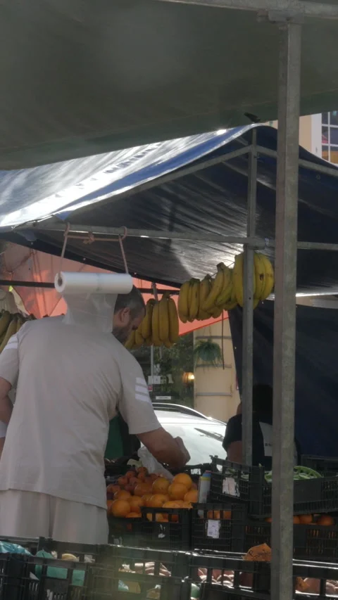Market Vendor Serving Customers Under Canvas Awning, Panning Shot 库存影片 342805492