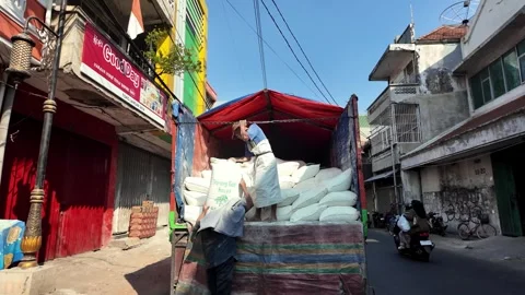 Market Workers Unloading Sacks From Truck 库存影片 345154803