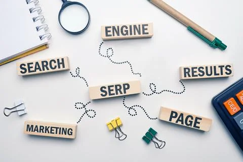 Marketing buzzword serp. Term Search engine results page on wooden blocks Foto stock