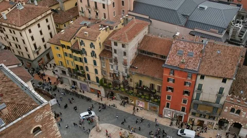 The market's square (Piazza delle Erbe) from Torre dei Lamberti, Verona. Video stock 115834090